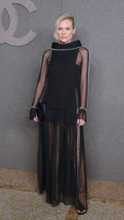 Diane Kruger sublime  avec une robe noire courte doublée d'une voile chez Chanel