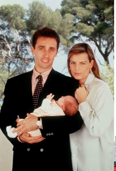 Stéphanie de Monaco et Daniel Ducruet posent avec leur fille Pauline, quelques jours après sa naissance en mai 1994