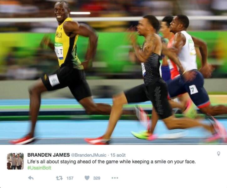 Usain Bolt pose pour les photographes en pleine demi-finale