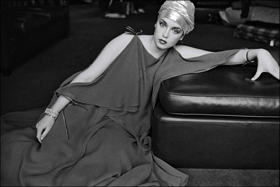 Isabelle Adjani, sublime coiffée d'un foulard et d'une robe à épaules dénudées pour une séance photo en 1976