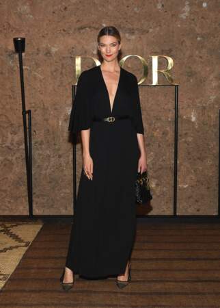 La top Karlie Kloss joue le minimalisme d'une longue robe ceinturée pour le défilé Croisière 2020 Dior à Marrakech