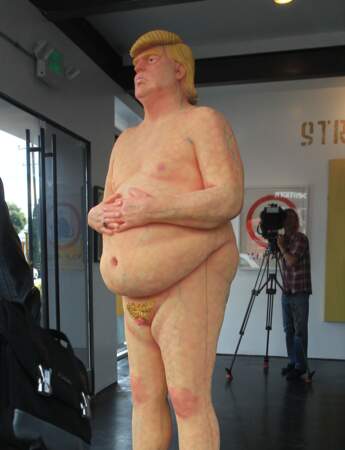 La galerie Julian's Auctions présente une statue de Donald Trump nu à West Hollywood le 17 octobre 2016.