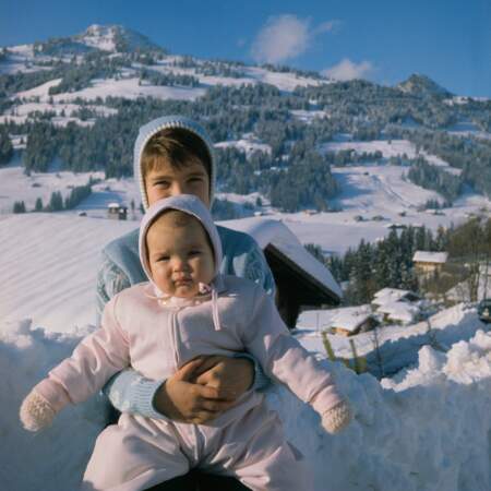 Caroline de Monaco, 9 ans, et sa soeur Stéphanie, âgée de 1 an, en vacances en sports d'hiver en 1966