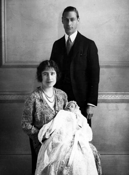 Le duc et la duchesse d'York pose avec leur fille Elizabeth lors de son baptême, le 29 mai 1926