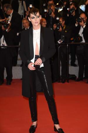 Kristen Stewart varie de looks entre très féminins ou d'inspiration masculine comme ici à Cannes.