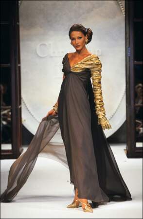 Carla Bruni et son chignon sur le côté, au défilé Dior Haute couture en 1992 à Paris