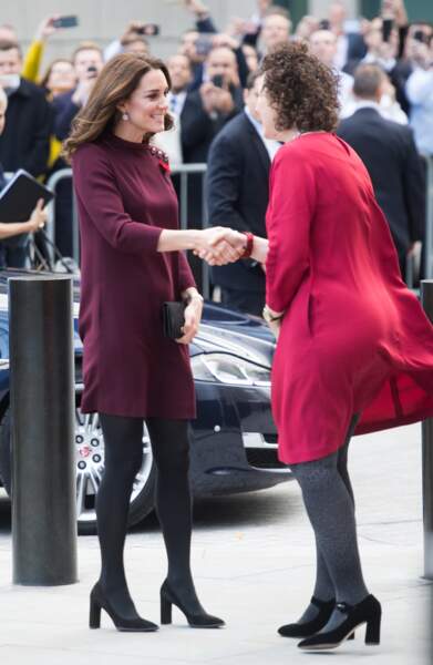 Kate Middleton radieuse en robe prune souligne son baby-bump