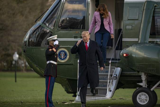 Donald Trump et Melania descendent de leur hélicoptère ce dimanche 31 mars.