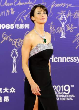 Sophie Marceau portait un imposant collier assorti à sa robe au bustier argenté 