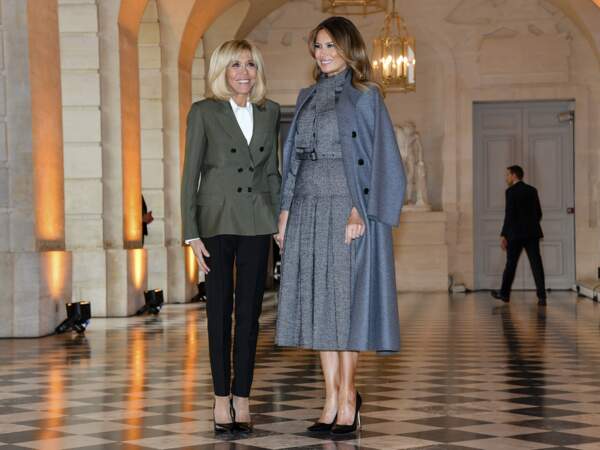 Cheveux lâchés, robe et manteau gris portés comme une cape, Melania Trump est impériale