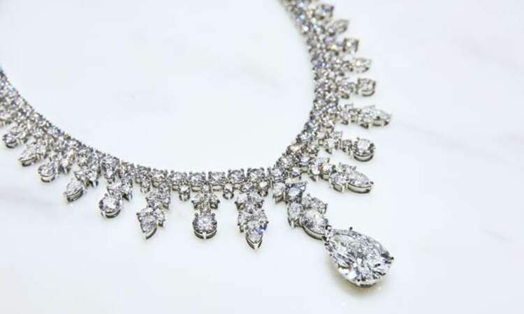 Le collier et les bijoux que portait Lady Gaga sont signés Tiffany&Co. pour une parure vertigineuse.