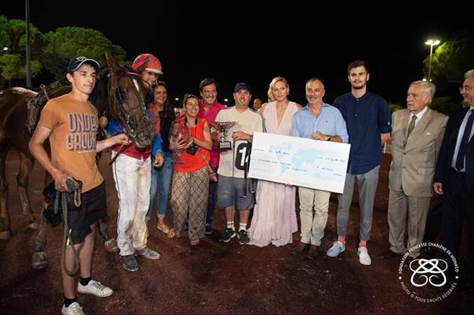 Charlène de Monaco en compagnie de l’entourage du jockey Stéphane Cingland et de son cheval Fantasia de Ligny