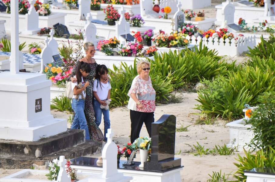 Laeticia, Jade et Joy Hallyday font une dernière visite sur la tombe de Johnny le 15 janvier 2018
