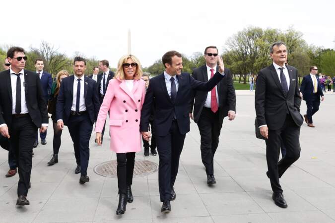 Brigitte Macron, sous la surveillance de son garde du corps