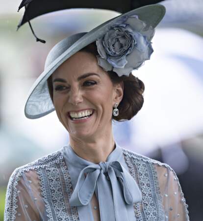 Non seulement Kate Middleton porte une robe transparente mais aussi un chignon très nouveau