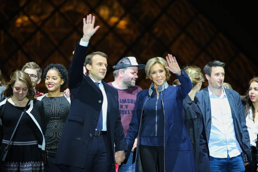 Brigitte Macron salue les militants devant la pyramide au musée du Louvre à Paris