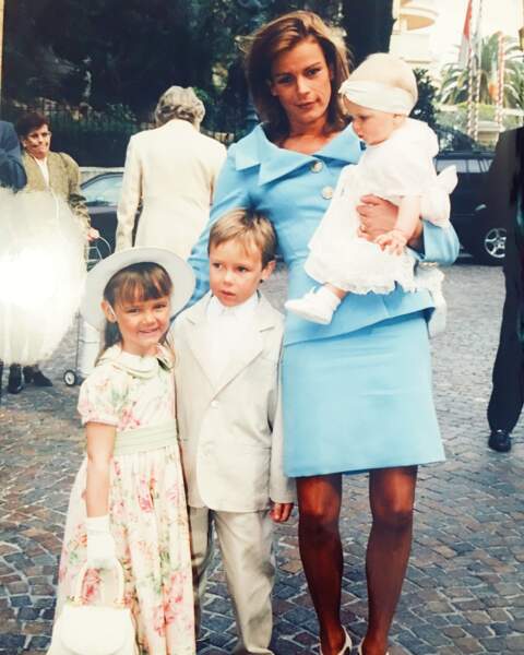 Stéphanie avec Pauline et Louis à l'occasion du baptême de Camille, en 1998
