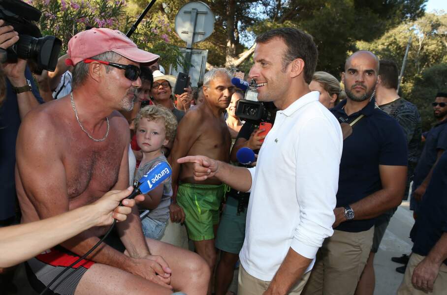 Emmanuel Macron et sa femme Brigitte à la rencontre des vacanciers devant le Fort de Brégançon le 7 août 2018