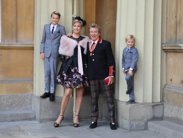 Rod Stewart lors de son anoblissement en 2016, avec sa femme Penny Lancaster et leurs enfants Alastair et Aiden