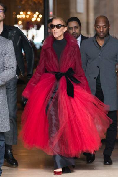 Céline Dion incroyable dans un manteau en tulle et une jupe en cuir signés Oscar de la Renta