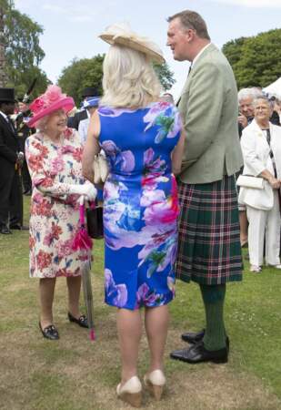 Elizabeth II, tout sourire, face aux invités de la garden party du 4 juillet au palais de Holyroodhouse à Edimbourg
