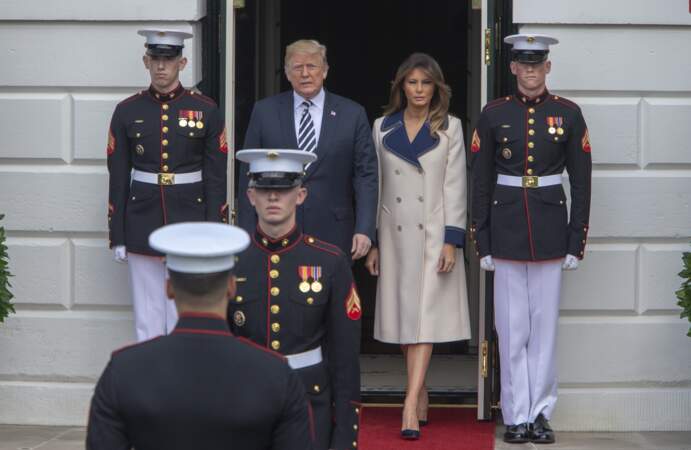 Un manteau Gucci avec des escarpins noirs : le choix de Melania Trump pour sa rencontre avec le président polonais.