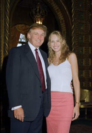 Melania, alors blonde, avec son futur époux Donald Trump à Mar-a-Lago en Floride, le 23 avril 2000. Elle arborait un look simple, en rose et blanc.