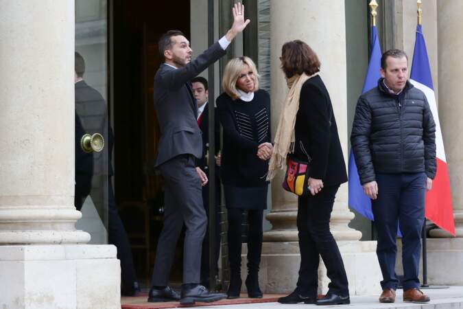 Brigitte Macron, casual chic en jupe courte, collants et bottes à l'Elysée