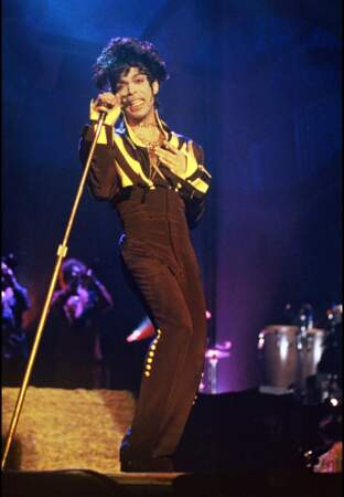  Prince est retrouvé mort, à 57 ans, dans un des ascenseurs de sa résidence dans le Minnesota.