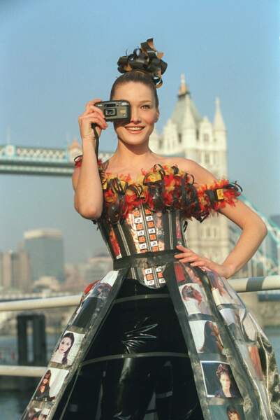 Devant le Tower Bridge à Londres, Carla prend la pose pour le lancement d'un appareil photo Kodak en 1996