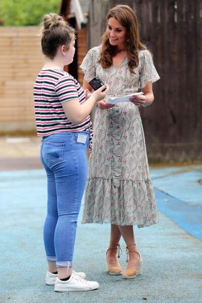 Avec cette robe gypsy, Kate Middleton portait ce mardi 25 juin des espadrilles beige de la marque Castaner