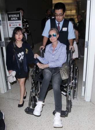 Laeticia Hallyday en fauteuil roulant à l'aéroport de Los Angeles
