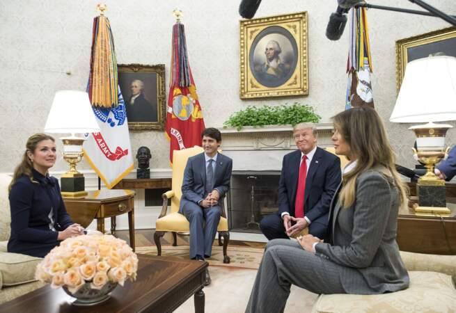En costume d'homme, Melania Trump contraste avec la femme de Justin Trudeau