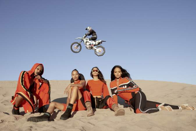 Rihanna pose dans la campagne Fenty Puma Printemps/été 2018 en mixant plage sexy et motocross