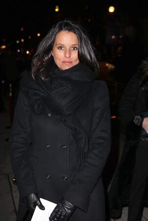 Faustine Bollaert recouverte d'un manteau d'hiver de velours noir et une écharpe noire à Paris le 8 février 2012