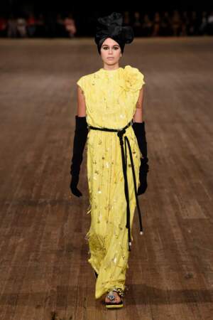 Kaia Gerber muse de Marc Jacobs en turban noir et tenue jaune flashy