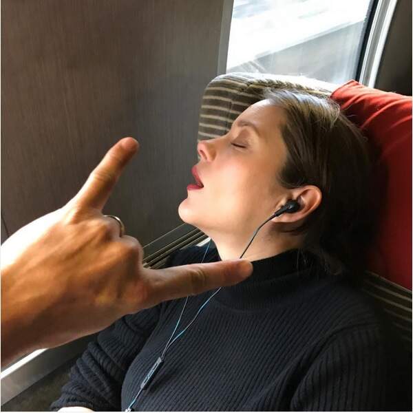L'actrice Marion Cotillard, photographiée à son insu alors qu'elle dormait la bouche ouverte dans le TGV