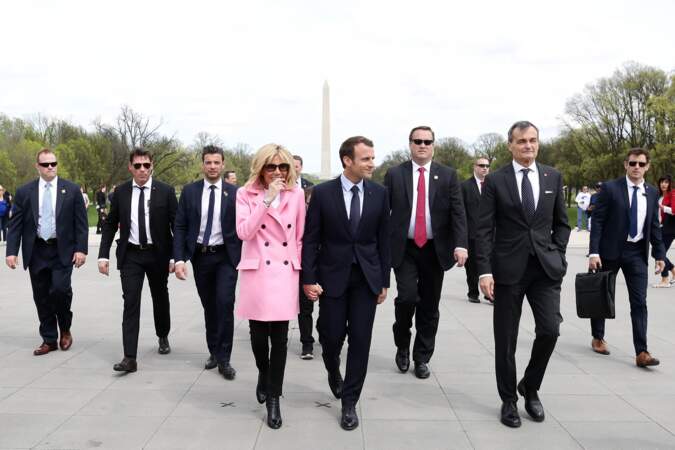 Le garde du corps de Brigitte Macron n'est jamais bien loin