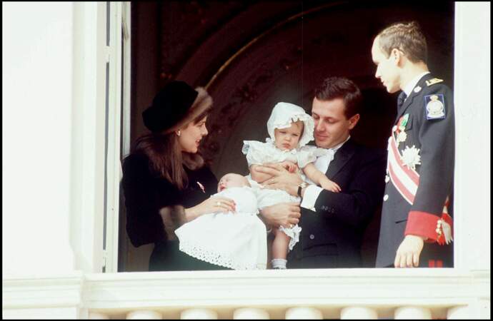 La princesse Charlotte de Monaco entourée de ses parents lors de la fête nationale, à Monaco, en 1987.