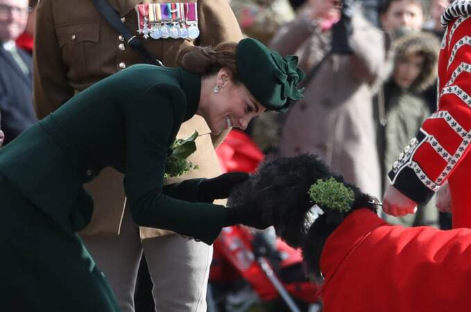 Kate Middleton fait connaissance avec Domhnall, la mascotte du 1er bataillon des Irish Guards.