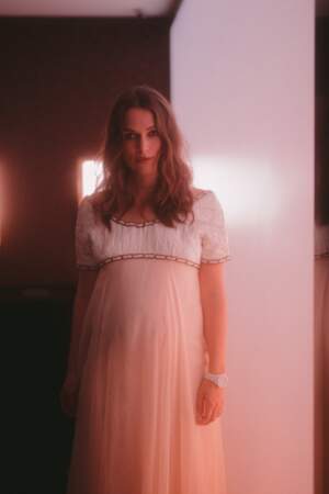 Keira Knightley sublime son baby-bump dans une tenue Chanel