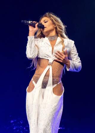 Jennifer Lopez adore montrer son ventre plat à Milwaukee le 3 juillet 2019.