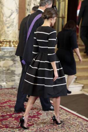 Toujours très chic, Letizia d'Espagne en robe Carolina Herrera, escarpins et un chignon bas traditionnel du gotha