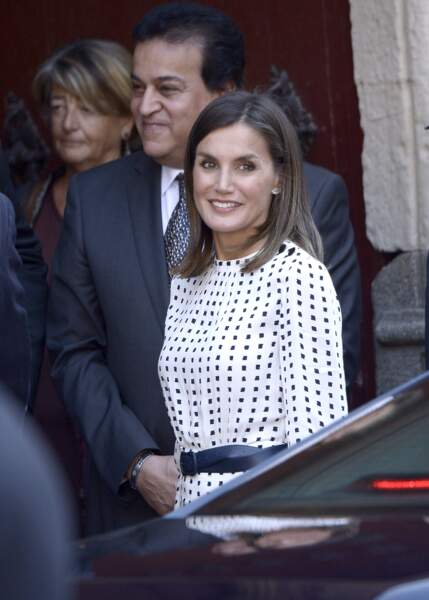 Rayonnante, la reine Letizia d'Espagne a opté pour le minimalisme d'une paire de boucles d'oreilles diamantées.