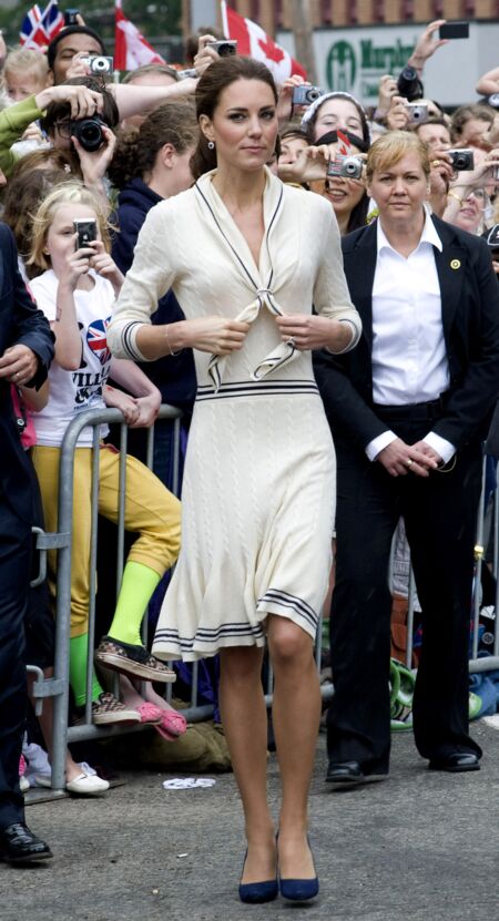 En 2011, lors de son voyage officiel au Canada, Catherine choisit une robe Alexander McQueen en tricot blanc