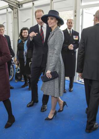 Dans son manteau long en tweed gris, un large chapeau sur la tête, on reconnaît à peine l'épouse du prince William