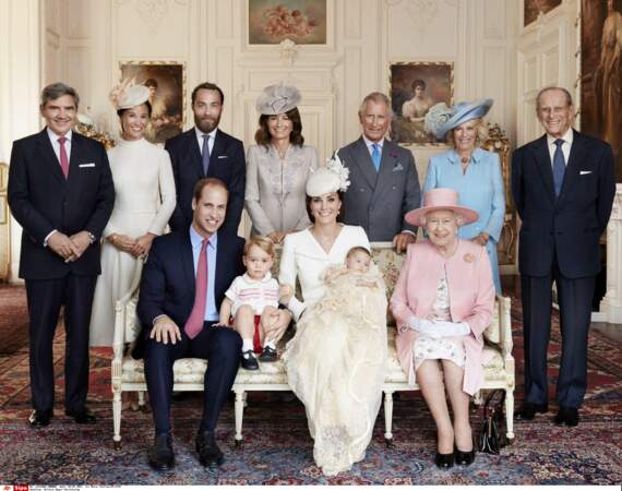 Carole Middleton et la famille royale d'Angleterre, lors du baptême de Charlotte à Sandringham le 5 juillet 2015