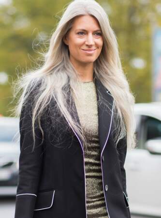 La journaliste mode du Vogue anglais Sarah Harris est magnifique avec ses cheveux gris