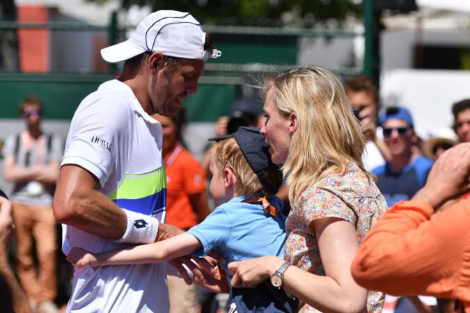 Paul Henri Mathieu qui prend son fils dans ses bras et vient saluer sa femme Quite­rie Camus à Roland Garros