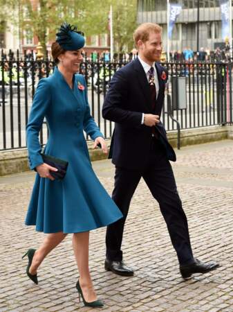Kate Middleton rayonnante en manteau Catherine Walker et escarpins Emmy London en l'abbaye de Westminster